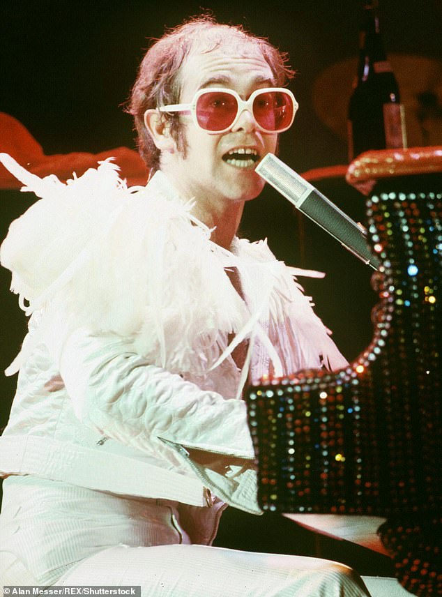 Os seis episódios mostram Jay Blades e sua equipe altamente experiente de especialistas de volta ao celeiro enquanto realizam uma série de soluções fascinantes e comoventes - incluindo um par de botas de cowboy ligadas a Elton John (foto em 1976)