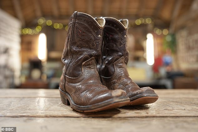 As botas pertencem a um convidado, o falecido irmão Roger Pope, um talentoso baterista e músico de estúdio, que se apresentou com nomes como Elton.