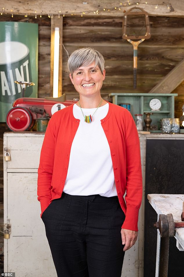 A nova série também contará com a participação da especialista têxtil Rebecca Bissonnet na equipe, tendo trabalhado anteriormente em inúmeros itens de valor inestimável, incluindo o vestido de coroação da Rainha Elizabeth.