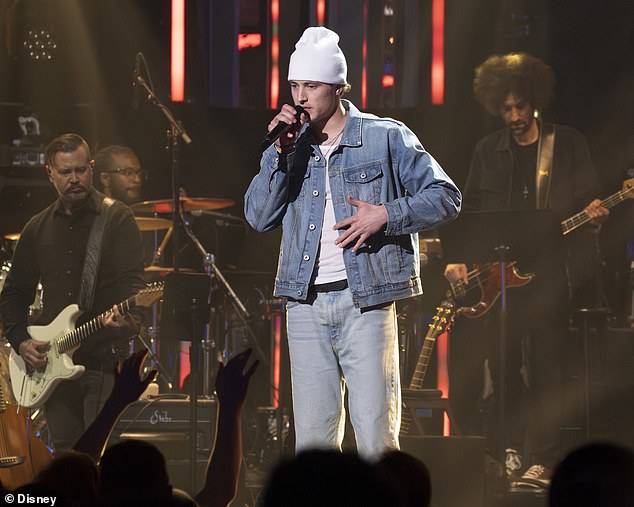 O apresentador do programa Ryan Seacrest, 49, revelou então que Blake Proehl receberia seu julgamento em seguida