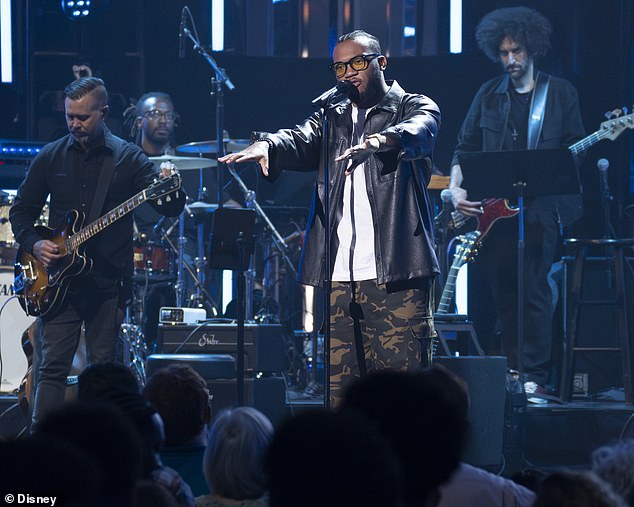 Ele cantou a música dos Beatles, Come Together, em sua apresentação no Showstopper