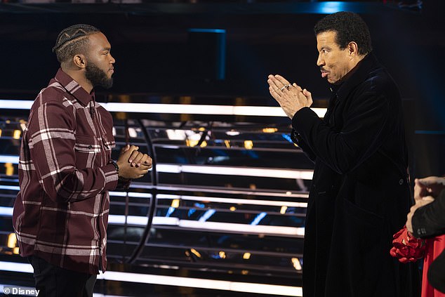 Roman Collins se apresentou seis anos após a morte de sua mãe, que lutava contra diabetes, insuficiência cardíaca congestiva e doença renal