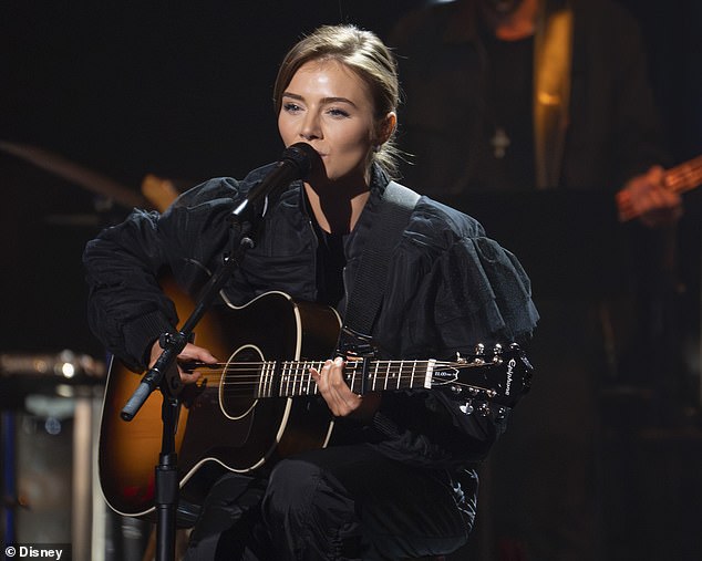 Emmy Russell avançou após cantar More Hearts Than Mine