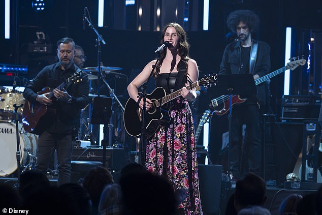 Abi para seu Showstopper cantou a música da Cher If I Could Turn Back Time