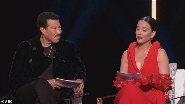 'Porque acabou de se tornar realidade, e a realidade é que você está entre os 24 primeiros', disse Katy enquanto Lionel Richie observava
