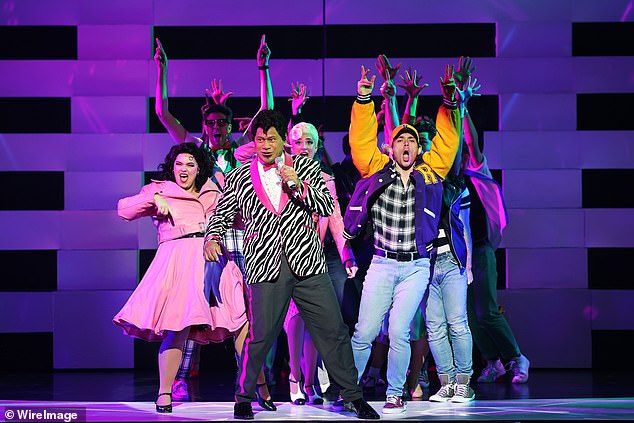 Jay tinha uma figura vibrante em uma jaqueta com estampa de zebra com detalhes rosa enquanto se transformava em Vince Fontaine