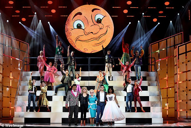 Márcia deu tudo de si enquanto cantava e dançava no palco com seus colegas de elenco e uma série de dançarinos