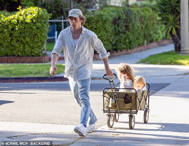 A estrela do Iron Claw, 33, levou Ezer Billie, cinco, e Dolores Wild, três, para um passeio e foi vista empurrando-os em um carrinho