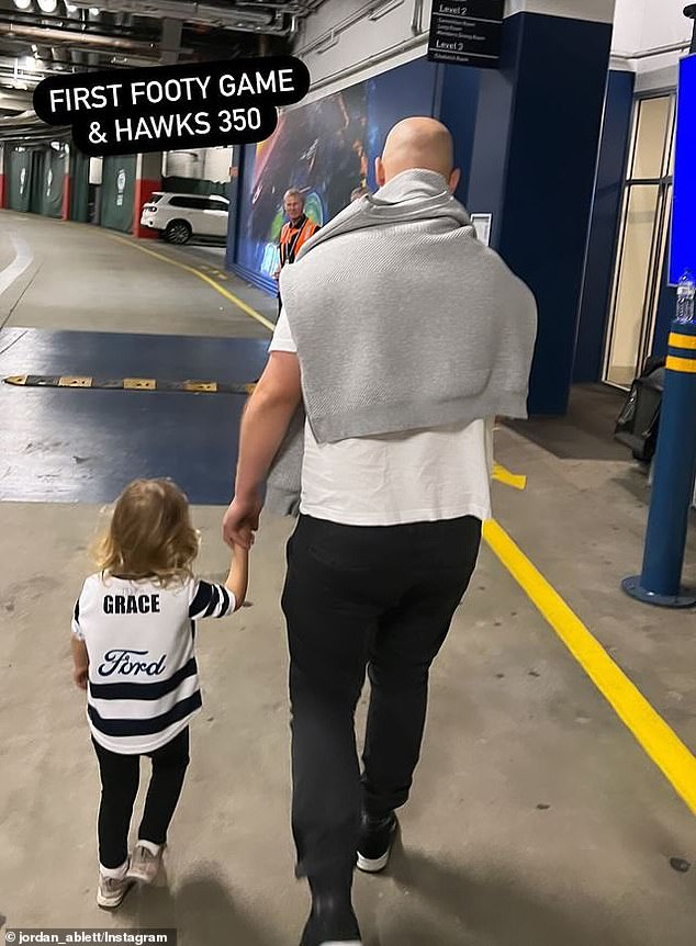 A ex-estrela de Geelong, 39, levou sua filha Grace, de dois anos, ao MCG na segunda-feira para assistir seu antigo time enfrentar Hawthorn.  A esposa de Ablett, Jordan, compartilhou uma foto adorável no Instagram, capturando Gary andando de mãos dadas com sua filha pelo estádio
