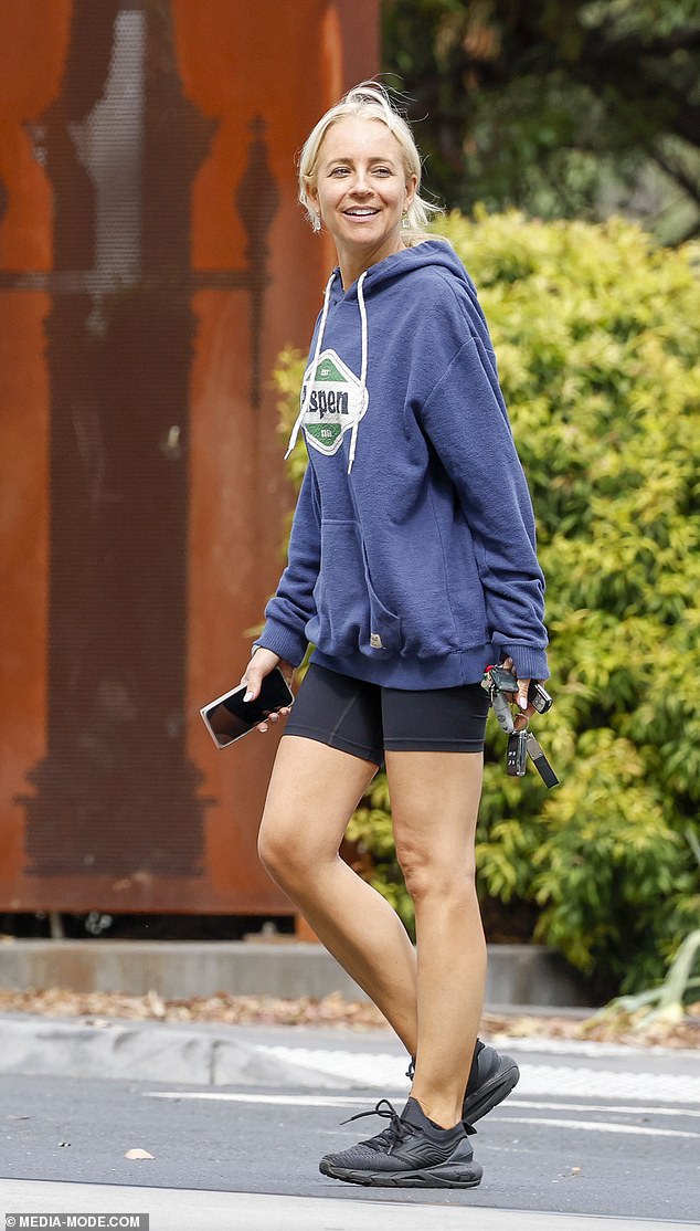 Ela parecia relaxada e feliz, vestindo roupas esportivas para a reunião