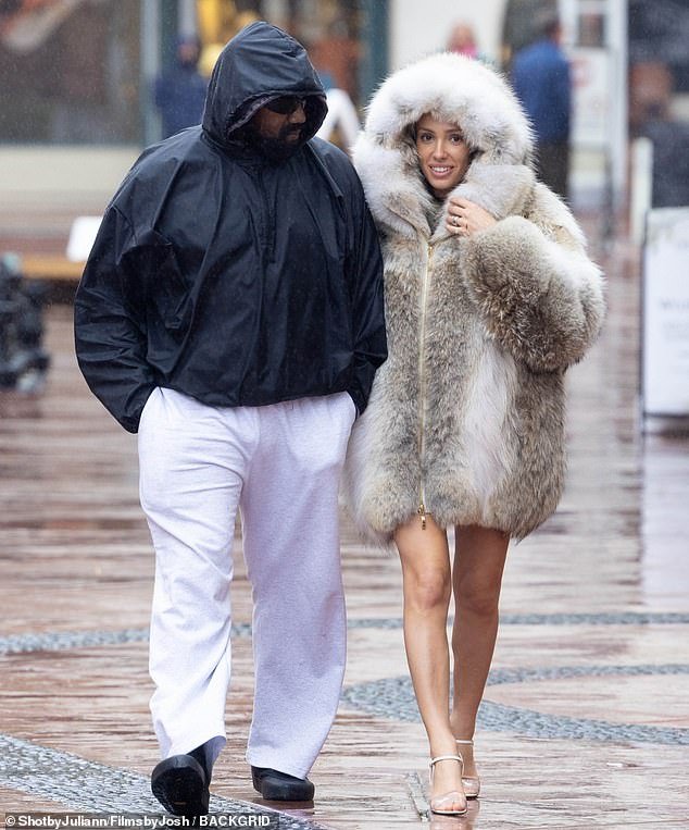 Kanye West, 46, e sua esposa, Bianca Censori, 29, foram vistos passeando de braços dados enquanto enfrentavam o tempo chuvoso durante uma excursão de compras em Santa Bárbara, na sexta-feira.