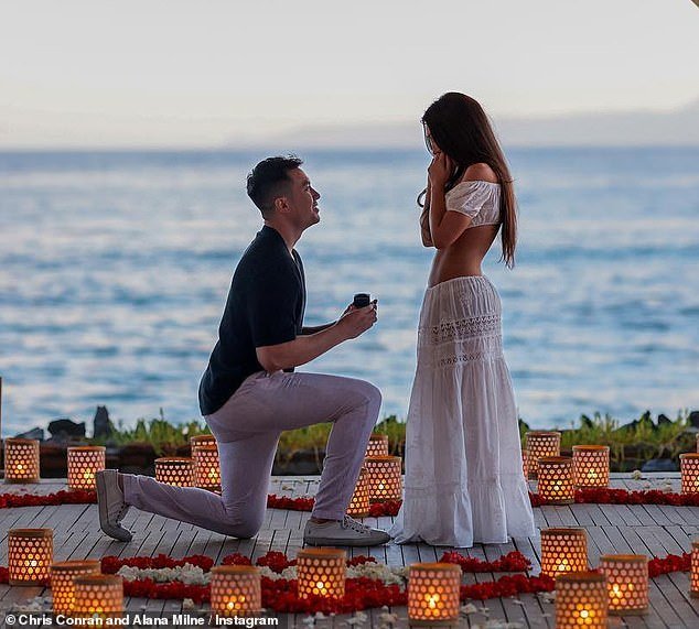 As estrelas de Bachelor Nation, Chris Conran e Alana Milne, estão noivos após uma proposta de Bali