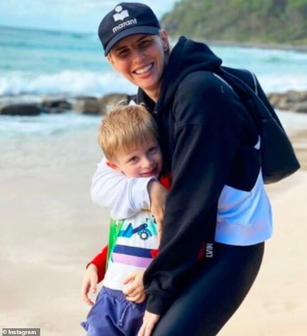 A treinadora de celebridades Tiffiny Hall acessou as redes sociais na quarta-feira para revelar que seu filho Arnold, de seis anos, recentemente passou por um susto de saúde.  Ambos na foto