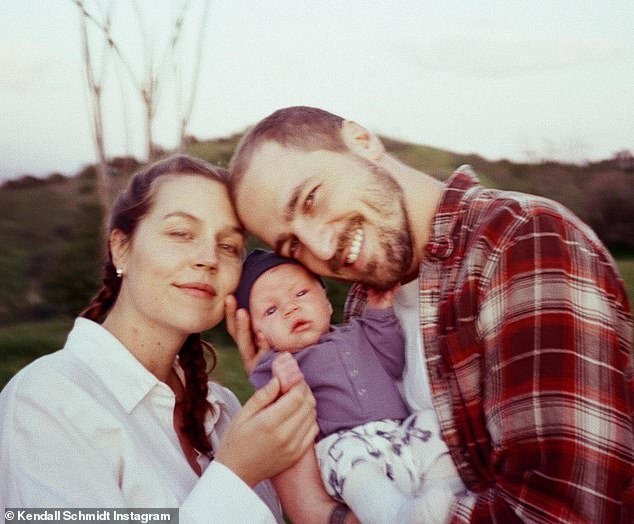 Kendall Schmidt e sua esposa Mica von Turkovich agora são pais de uma menina saudável