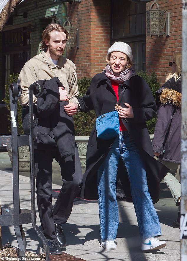 Stella Baker (à direita) parecia com o pai quando saiu para uma caminhada de inverno na cidade de Nova York no domingo
