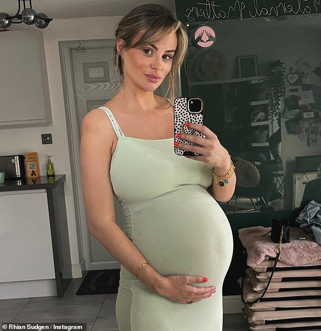 Rhian Sudgen embalou sua barriga enquanto usava um vestido maxi verde com nervuras enquanto posava para uma selfie no espelho no Instagram no domingo