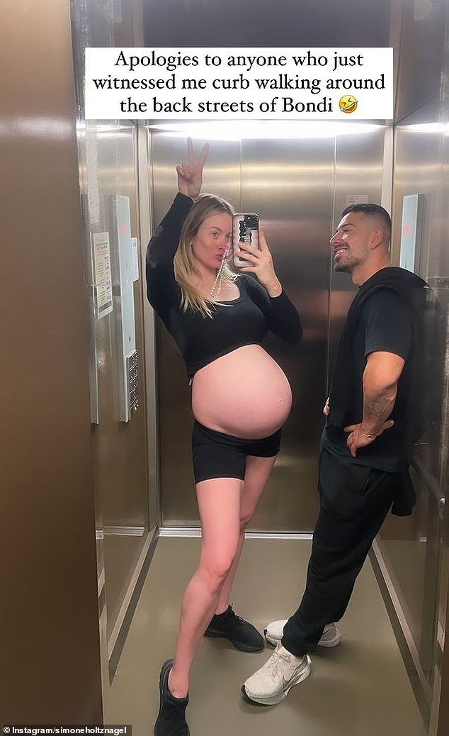 Simone Holtznagel exibiu sua barriga ao compartilhar uma selfie no espelho com seu namorado Jono Castano enquanto eles se preparavam para dar as boas-vindas ao primeiro filho
