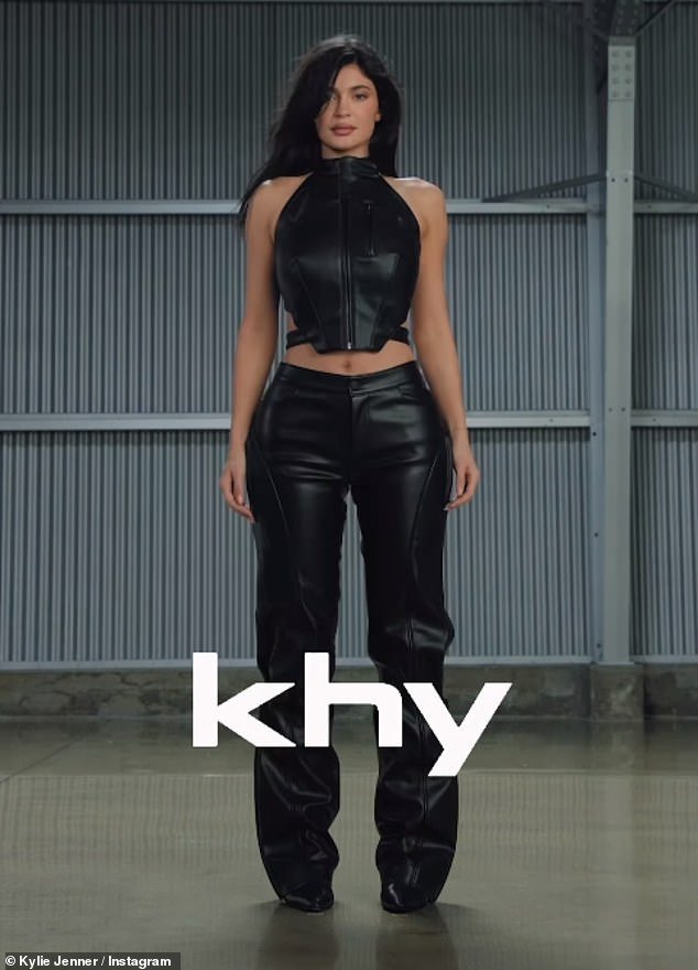 A coleção de couro sintético de Kylie Jenner de sua nova linha de roupas Khy foi criticada pelo uso de materiais sintéticos e não sustentáveis