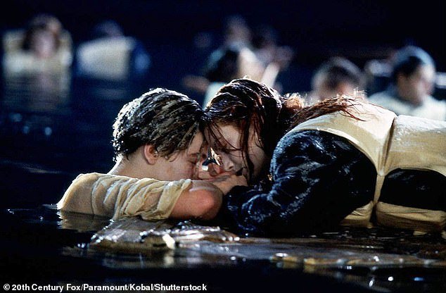 A porta icônica do Titanic, à qual Kate Winslet e Leonardo DiCaprio se agarraram no filme de 1997, foi vendida por incríveis US$ 718.750 em leilão
