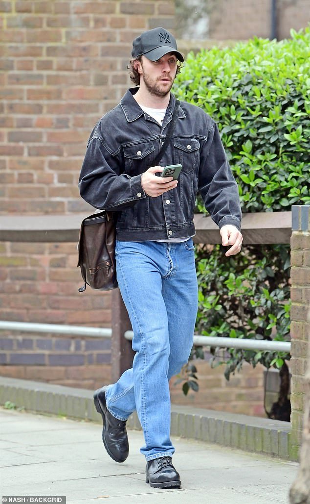 Aaron Taylor-Johnson, 33, foi visto em Londres no domingo em meio a relatos de que ele foi oferecido para interpretar o novo James Bond - substituindo Daniel Craig