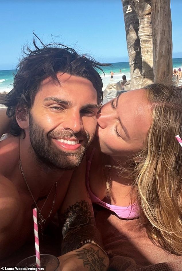 Adam Collard fez as malas no PDA com sua namorada Laura Woods, 36, enquanto dava um vislumbre de suas férias românticas no México na quarta-feira