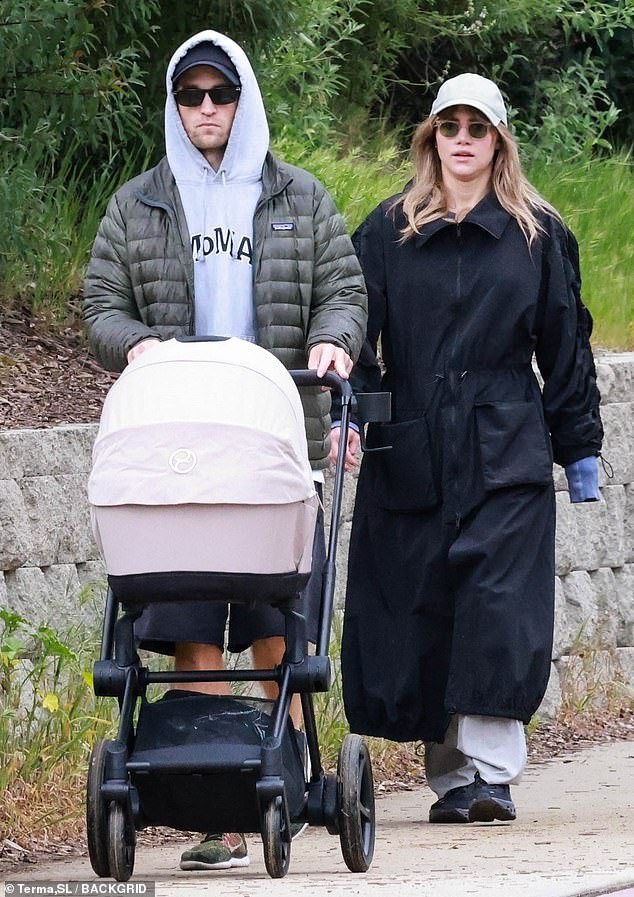 Suki Waterhouse e seu noivo Robert Pattinson deram as boas-vindas ao primeiro filho juntos