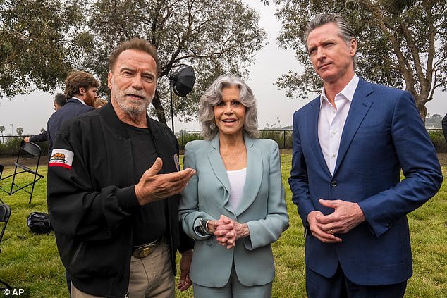 Arnold Schwarzenegger, 76, (à esquerda) revelou que colocou um marca-passo na segunda-feira passada, após passar por uma cirurgia de válvula cardíaca no ano passado - ele participou deste evento quatro dias depois ao lado de Jane Fonda e estava parecendo e se sentindo bem