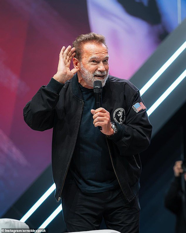 Arnold Schwarzenegger se abriu sobre sua batalha secreta pela saúde, após anunciar que colocou um marca-passo na segunda-feira passada, admitindo que lutou para passar 16 horas por dia no Arnold Sports Festival no início deste mês (foto no evento)