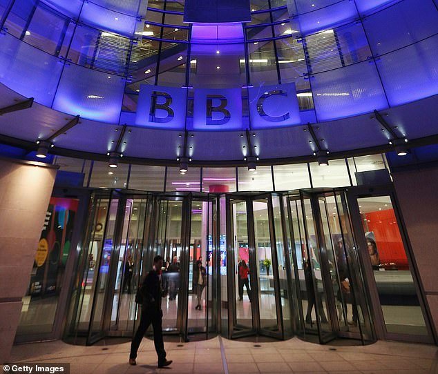 A entrada da sede da BBC na Broadcasting House.  O Plano Anual da corporação mostra que nos próximos 12 meses os telespectadores terão menos programas novos, devido à “pressão contínua sobre as finanças da BBC e ao custo crescente da programação”.