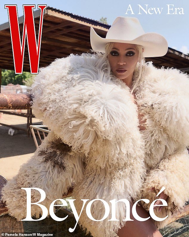Beyoncé estava deslumbrante em sua última capa de revista.  A estrela nascida no Texas usava um chapéu de cowgirl branco na capa digital da revista W para comemorar seu primeiro álbum country Cowboy Carter, lançado na sexta-feira.