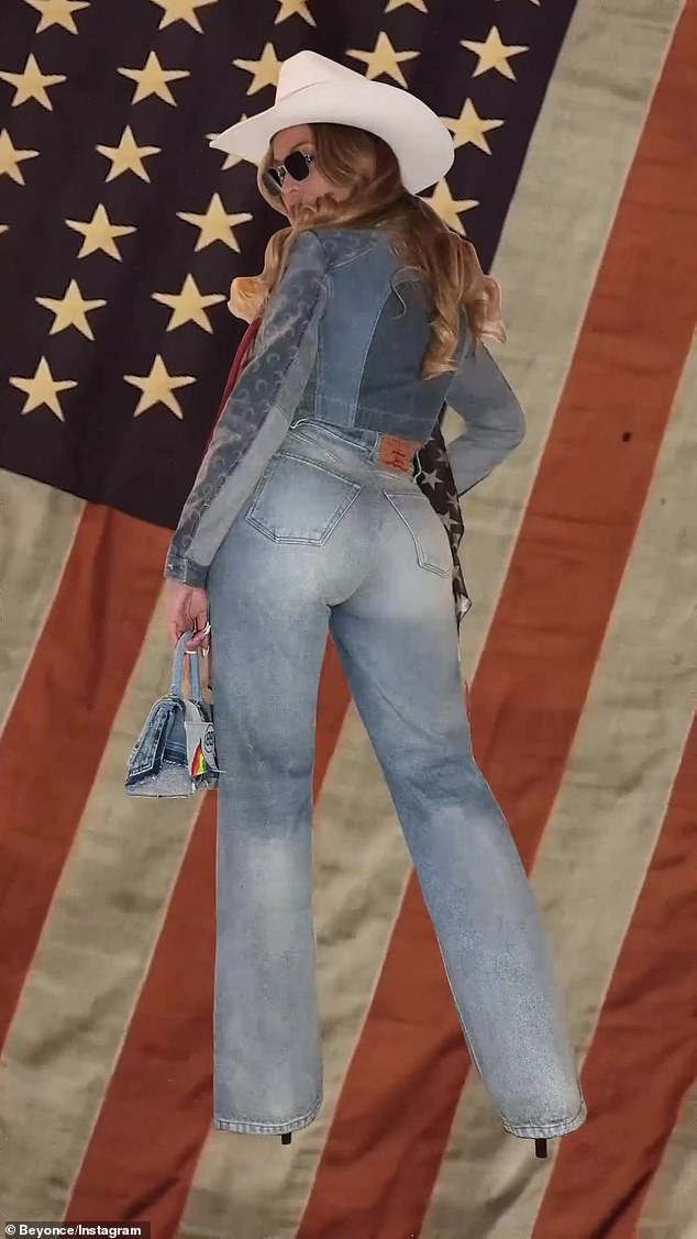 Beyoncé arrasou com um look jeans duplo em uma série de novas imagens que ela compartilhou em formato de vídeo, com as fotos piscando uma por uma na tela - antes do lançamento do ato ii: Cowboy Carter