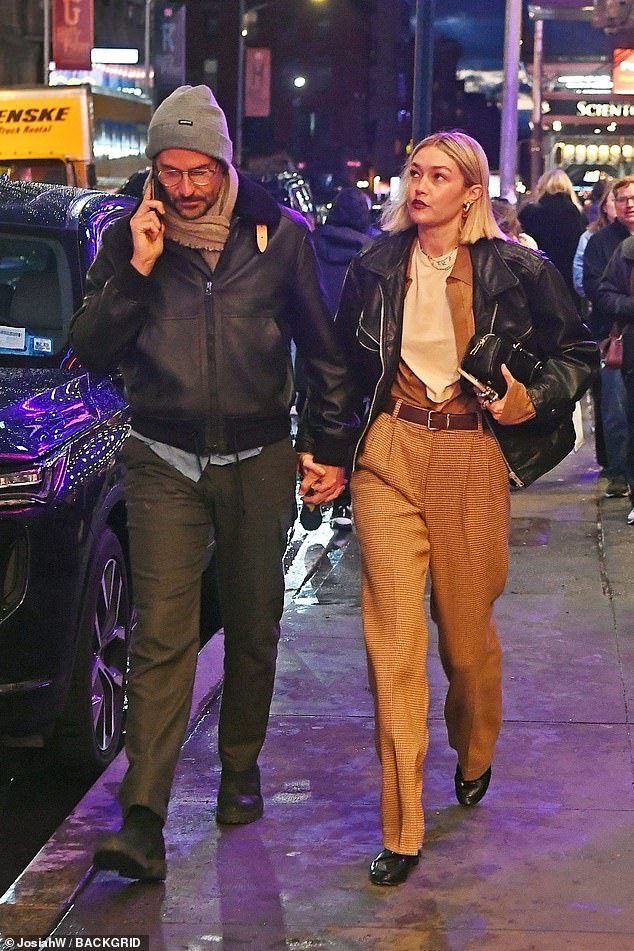 Bradley Cooper e sua namorada Gigi Hadid curtiram um encontro na Broadway no domingo