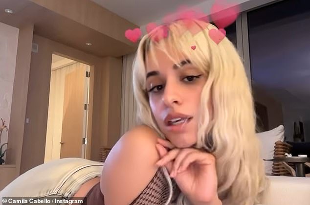 Camila Cabello compartilhou uma série de fotos atrevidas de quarto em suas redes sociais na quinta-feira, depois de se autodenominar uma ‘esquisita’
