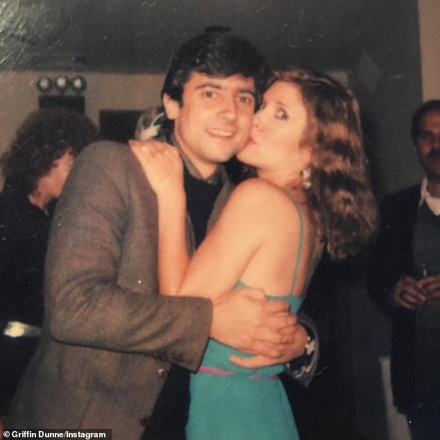 A falecida Carrie Fisher (R, foto em 1975) considerava sua virgindade um 'fardo', então pediu a seu amigo de infância Griffin Dunne (L) que a deflorasse quando eram adolescentes em Londres, no início dos anos 1970.