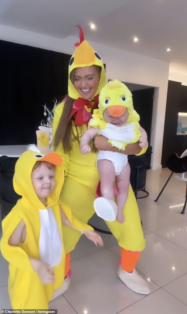 Charlotte Dawson, 31, e seus dois filhos Jude, de sete meses, e Noah, de três, hilariantemente vestidos como galinhas amarelas brilhantes para comemorar o fim de semana de Páscoa