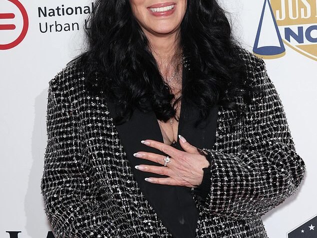 Cher parecia extraordinariamente jovem ao pisar no tapete vermelho do terceiro prêmio anual Attorney Ben Crump EJN Awards na noite de sexta-feira em Los Angeles