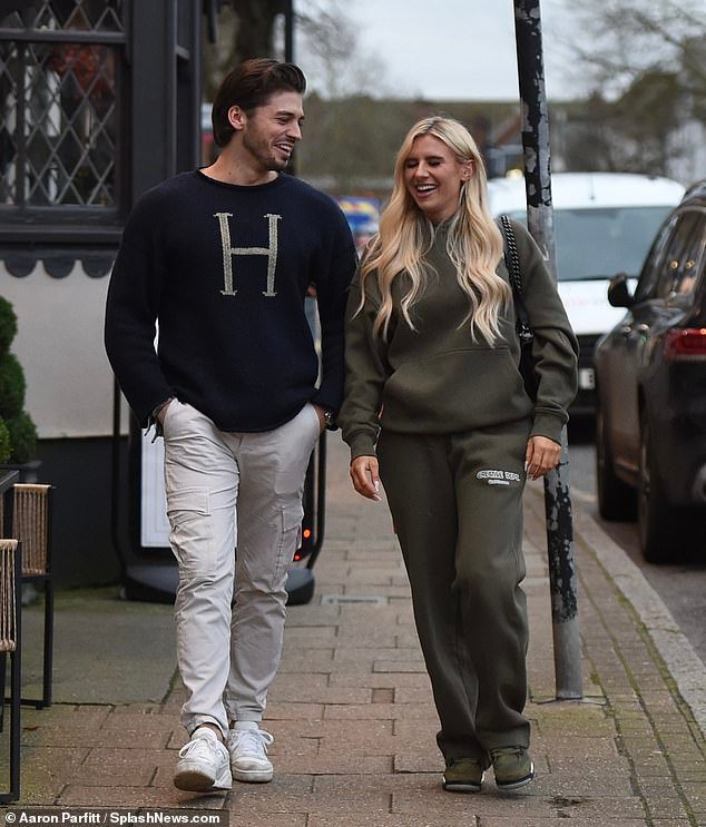 Chloe Burrows não conseguiu conter o sorriso ao ser flagrada saindo do hotel Funky Monk em Essex com Harry Johnson no domingo, em meio a rumores de namoro.