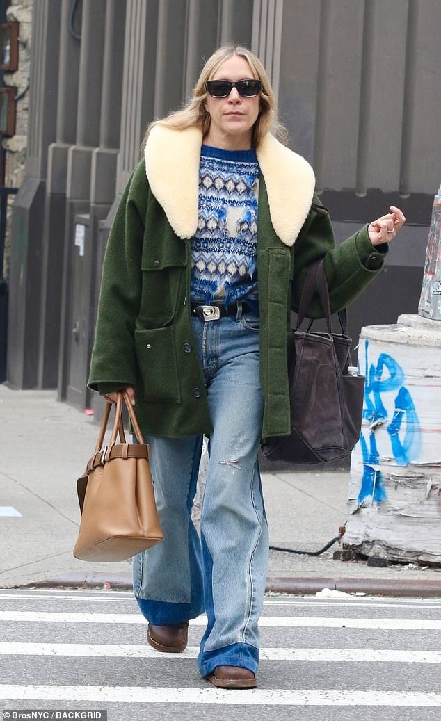 A atriz Chloë Sevigny foi vista brincando pelas ruas de Manhattan enquanto exibia seu estilo único na quarta-feira.