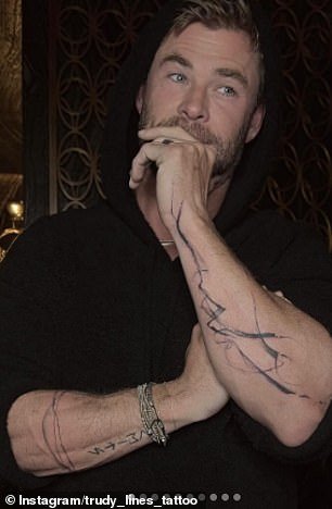 Os melhores amigos Chris Hemsworth (à esquerda), 40, e Matt Damon (à direita), 52, levaram seu vínculo a novos patamares ao fazerem tatuagens abstratas correspondentes juntos