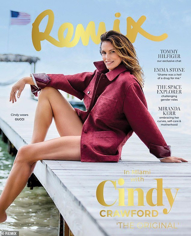 Cindy Crawford exibiu suas pernas de supermodelo na capa de março da Remix, filmada em uma praia particular nos arredores de Miami