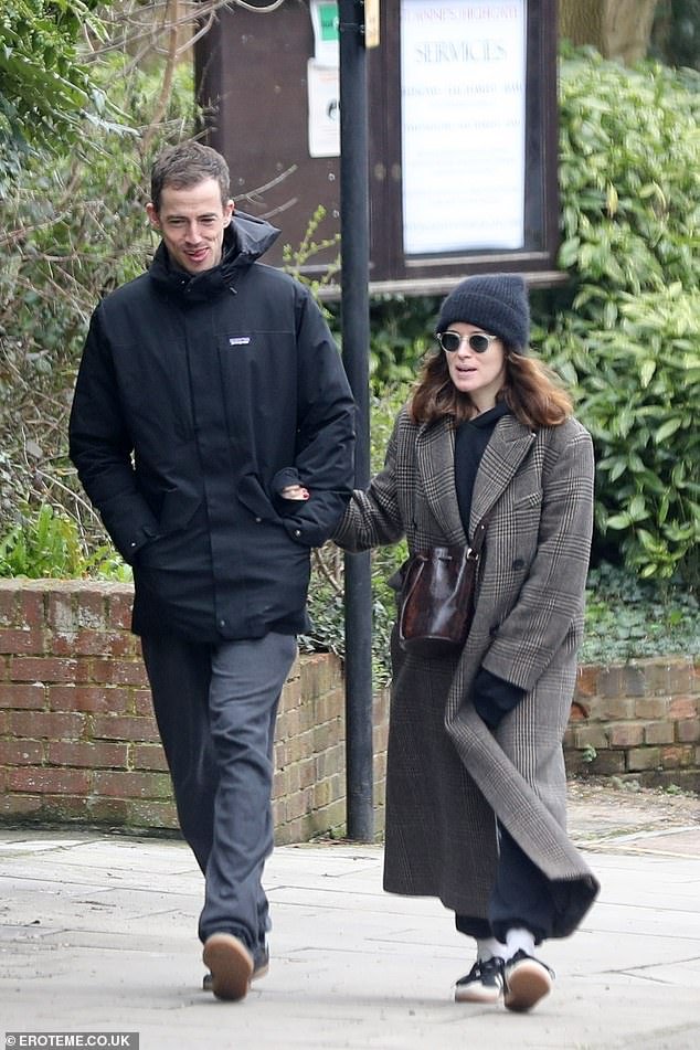 Claire Foy e seu namorado Charlie Cunningham pareciam completamente apaixonados no sábado, enquanto passeavam no norte de Londres