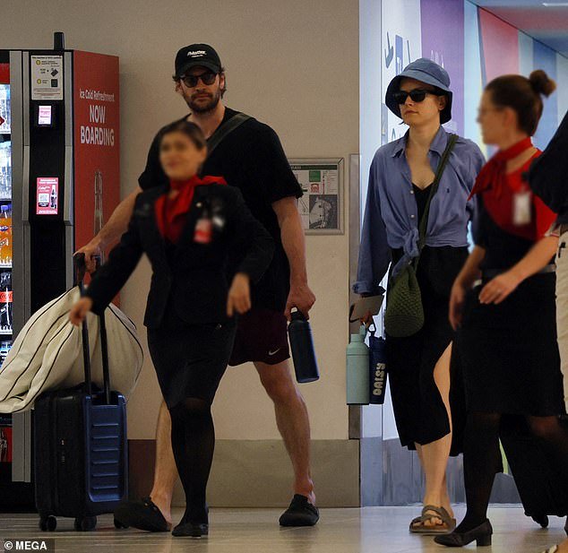 Daisy Ridley foi uma figura discreta ao sair do aeroporto de Perth na quinta-feira com seu marido Tom Bateman após as filmagens de seu novo filme de suspense em Albany