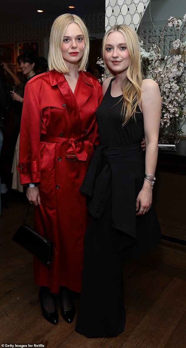 A irmã mais nova de Dakota Fanning, Elle Fanning, estava ao seu lado na noite de terça-feira no evento Ripley NY Tastemaker da Netflix