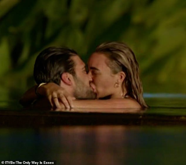 A estrela de TOWIE, Dan Edgar, deu um beijo apaixonado com Ella Rae Wise durante um encontro íntimo na piscina em cenas capturadas para a nova série Bali do programa