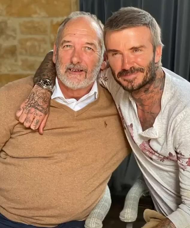 David Beckham, 48, revelou que teve que esperar 'mais de duas décadas' antes de obter qualquer aprovação de seu pai sobre sua carreira de sucesso no futebol (foto com seu pai, Ted)