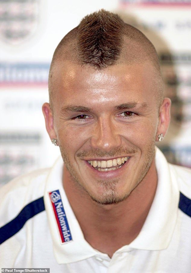 David Beckham, 48 anos, chamou a atenção quando optou por um moicano ousado e ousado em 2001 e o revelou ao mundo durante a Copa do Mundo (David na foto em 2001)