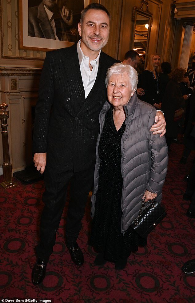 David Walliams, 52, convidou sua amada mãe Kathleen, 80, junto com ele para assistir Sheridan Smith se apresentar em seu novo musical do West End, Noite de Abertura, na terça-feira.