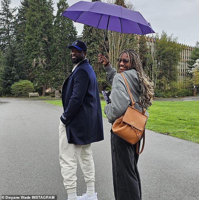 Dwyane Wade, 42, parecia elegante ao levar sua filha Zaya, 16, para um passeio pela faculdade no fim de semana