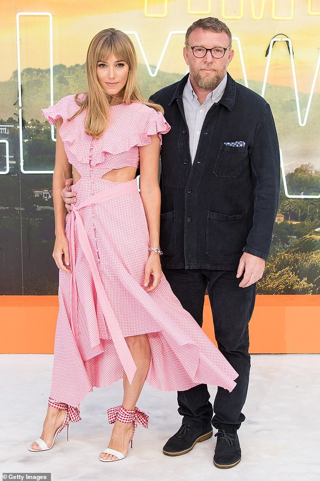 Guy Ritchie e sua esposa Jacqui Ainsley comparecem à estreia de Era uma vez... em Hollywood no Reino Unido no Odeon Luxe Leicester Square em 30 de julho de 2019, em Londres