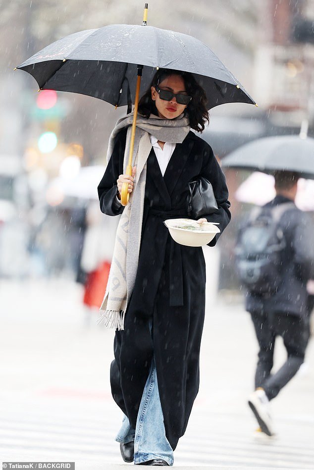 Eiza González enfrentou a chuva sem esforço na quarta-feira, ao sair para pegar um pedido da Sweetgreen na cidade de Nova York
